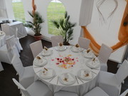 Prostřený stůl ve svatebním stanu