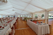 Rozložení stolů ve svatebním stanu